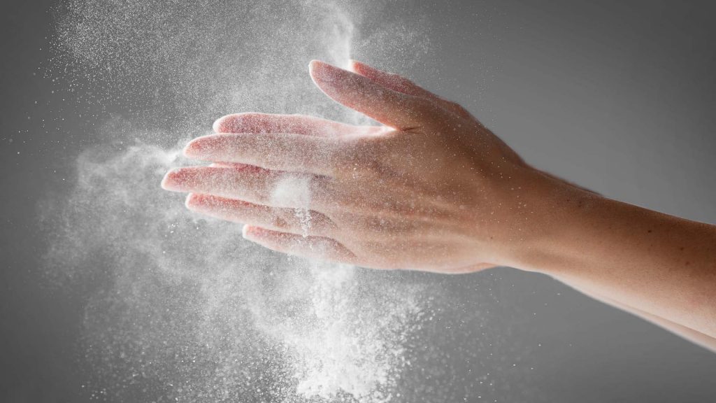 manos con polvo de almidón de maíz
